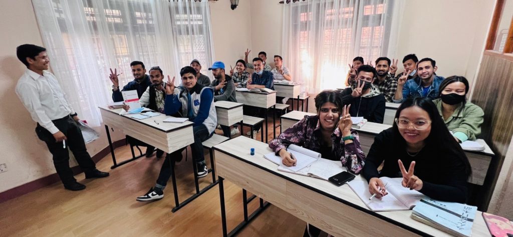 ネパールの「つなぐわ国際日本語学校」にて日本語の授業頑張ってます}