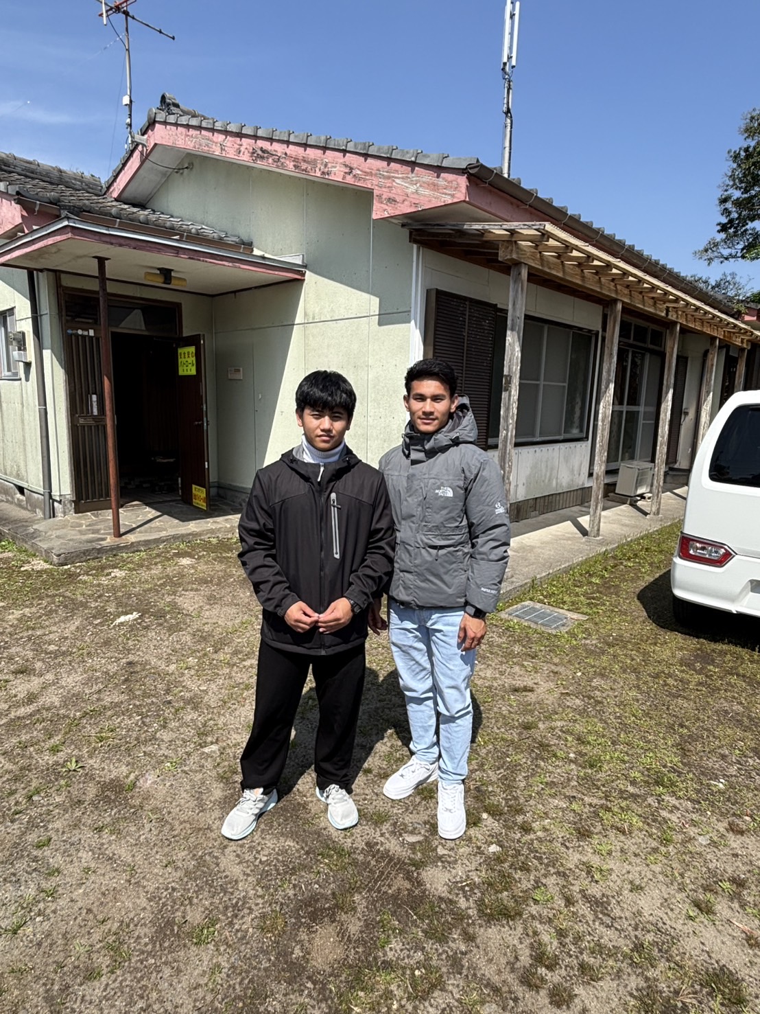 ネパール人技能実習生2名の鹿児島県の農場への配属に同行しました。}